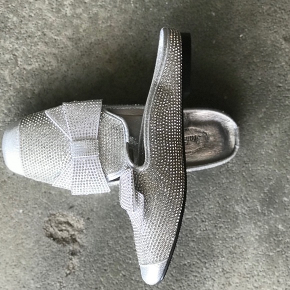 1 Left! Italina Silver Rhinestone Bow Flat Mule - Picture 5 of 8